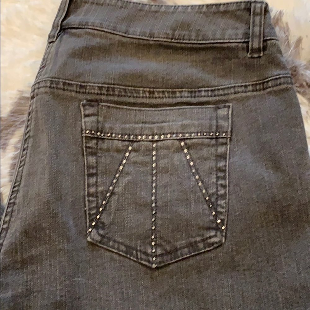 Adorable Jones New York grey jeans 👖 bling!
